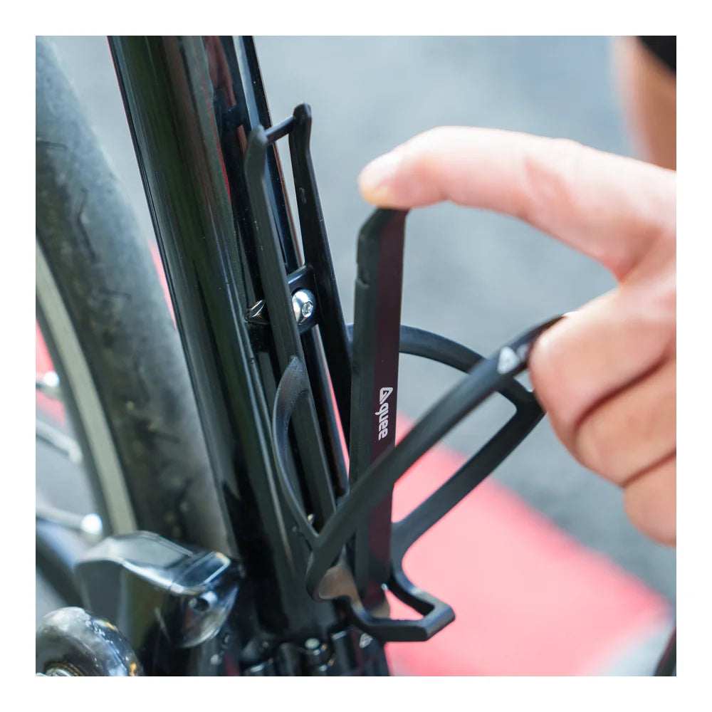 Guee Qing+ Bottle Cage w/ Integrated Tyre Lever Lifestyle Image